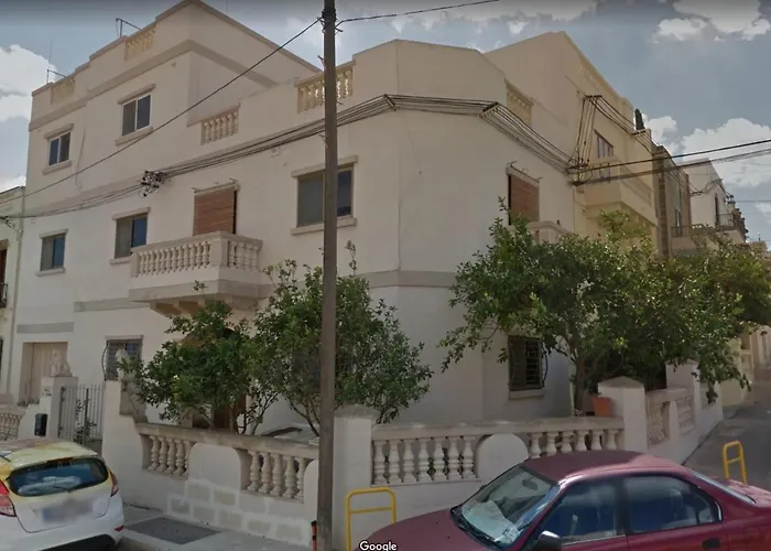 Corner Townhouse 1Km From University