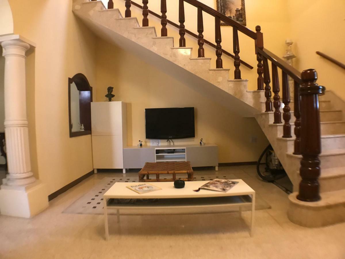 Corner Townhouse 1km From Homestay *