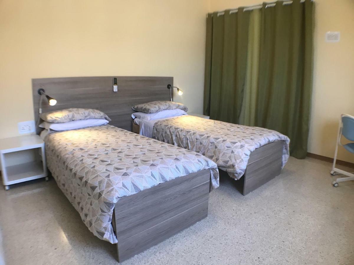 Corner Townhouse 1km From Homestay *