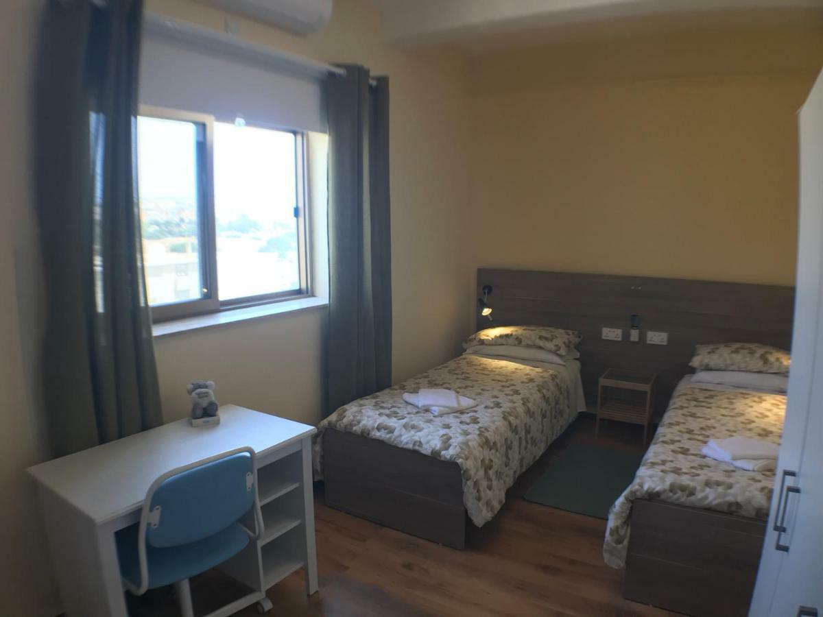 Corner Townhouse 1km From *